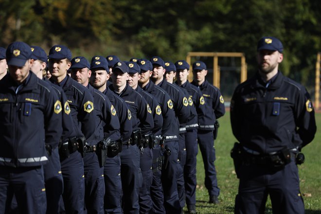 Vlada sindikatom odgovarja, da ne more pristati na linearne dvige plač policistom, vojakom in ostalim v 2. stebru za od 16 do 20 odstotkov, kot pričakujejo, da pa se vsem bistveno povečujejo plače, nekaterim tudi za 40 odstotkov. FOTO: Leon Vidic/Delo