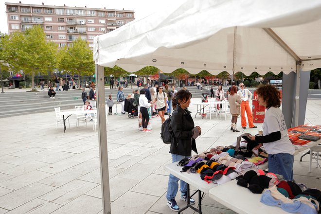 Veliko žensk daruje svoje nedrčke in s tem želi povečati ozaveščanje v boju proti raku dojk.

FOTO: Valdrin Xhemaj/Reuters