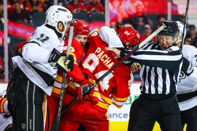 Vzdušje na tekmi med Calgaryjem in LA Kings je bilo zelo razgreto. FOTO: Sergei Belski/Reuters