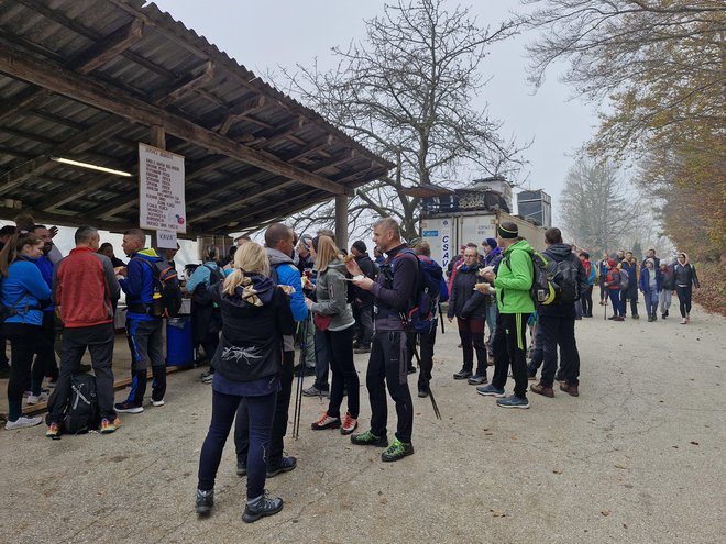 Trume, ki so se udeležile pohoda, so se v nasprotju s trojico na sredini 19. stoletja vsakih nekaj kilometrov lahko potolažile s prigrizki in pijačo. FOTO: Anja Intihar