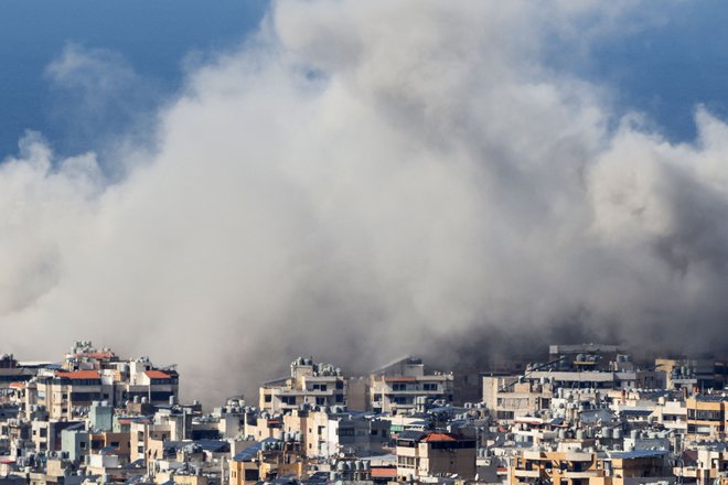 Izraelska vojska je danes nadaljevala silovito bombardiranje južnega Libanona. FOTO: Anwar Amro/AFP