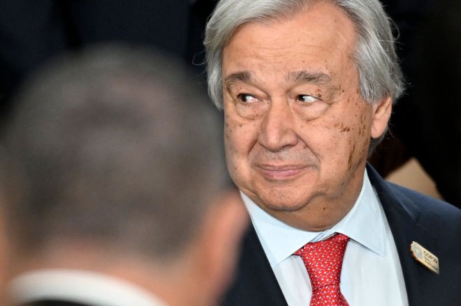 »Dogaja se zgodba o krivici, ki se ji je mogoče izogniti. Bogati povzročajo problem, revni plačajo najvišjo ceno,« je dejal generalni sekretar ZN António Guterres. FOTO: Alexander Nemenov/AFP