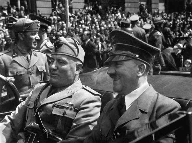 Mussolini (levo) in Hitler FOTO: Shutterstock