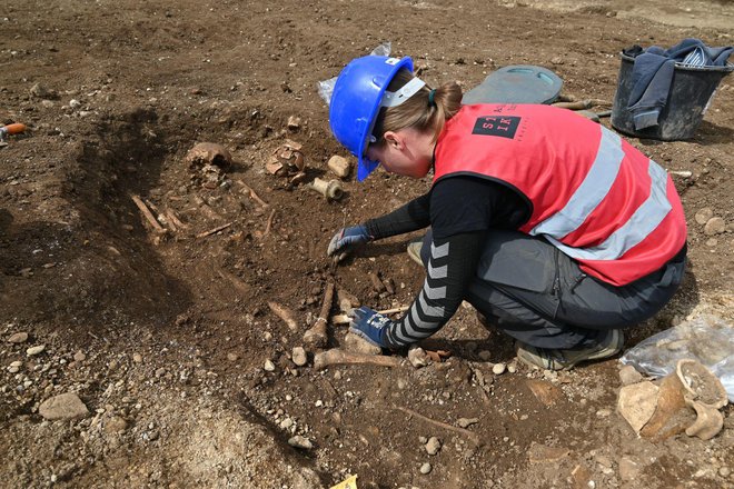 Rimljani so pokopavali ob glavni rimski cesti, ki je vodila pod današnjo Dunajsko cesto proti antični Celei oziroma zdajšnjemu Celju.FOTO: arhiv Skupina Stik