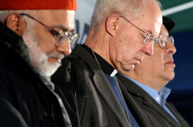 Na sredini: Justin Welby, canterburyjski nadškof. FOTO: Susannah Ireland/Reuters