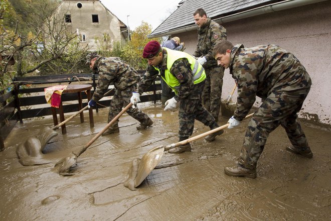 Če noben sindikat v drugem stebru ne podpiše panožne kolektivne pogodbe, bodo uslužbenci dobili le toliko višje plače, kot jih bo prinesla prevedba na novo lestvico, ne pa tudi delež odprave nesorazmerij. FOTO: Voranc Vogel/Delo