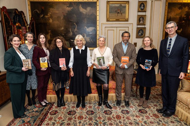 Z leve: Yael van der Wouden, Rachel Kushner, Anne Michaels, Charlotte Wood, Percival Everett in Samantha Harvey z britansko novinarko Gaby Wood (druga z leve), kraljico Camillo in umetnikom Edmundom de Waalom (desno). FOTO: Aaron Chown/AFP