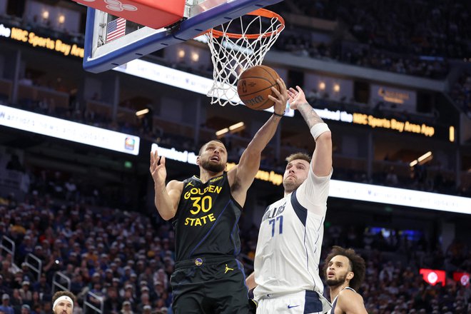 Stephen Curry je dosegel 37 točk in zadnjih dvanajst za Bojevnike. FOTO: Ezra Shaw/Getty Images Via AFP