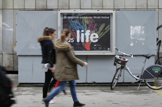 Jesensko melanholijo v Ljubljani že leta prekinja Liffe. FOTO: Leon Vidic/Delo