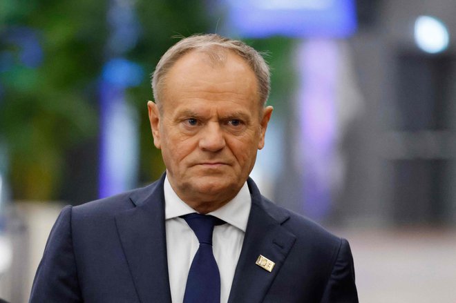 Poljski premier Donald Tusk je v burnih zasebnih razpravah na junijskem vrhu voditeljev EU osebno obračunal z nemškim kanclerjem Olafom Scholzem in Ruttejem, po tem ko sta zavrnila možnost skupnega financiranja obrambnih potreb EU. FOTO: Ludovic Marin/Afp