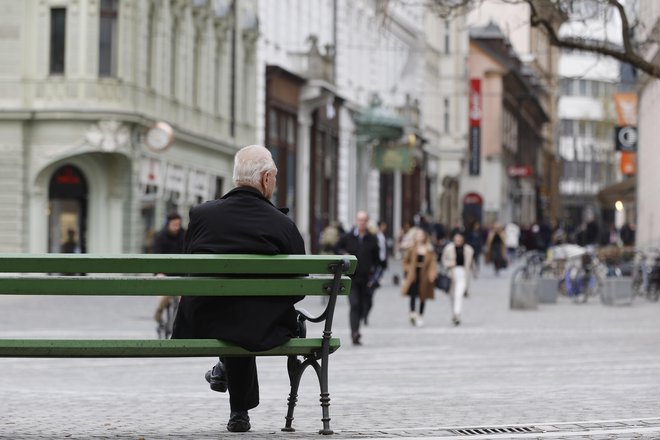 Občasno delo upokojencev je omejeno na 60 ur na mesec, kar je več kot tretjina polne zaposlitve, če je nekdo zmožen delati več, pa ima možnost delne upokojitve, pravijo na MDDSZ, kjer vztrajajo, da je ustrezna oblika za delo kogarkoli delovno razmerje, s katerim so povezane tudi vse pravice, ki iz tega izhajajo. FOTO: Leon Vidic