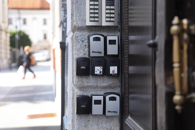 Nedavna analiza ljubljanske ekonomske fakultete je pokazala, da se je število nepremičnin v Sloveniji za oddajanje prek platform od leta 2016 povečalo za petkrat. FOTO: Leon Vidic/Delo