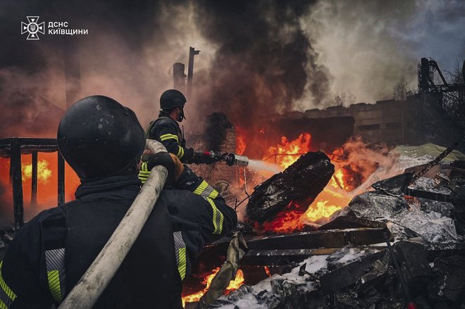 Ruske sile niso dejavne le na vzhodu in jugu Ukrajine, z brezpilotniki so danes napadle tudi Kijev in okolico. FOTO: AFP