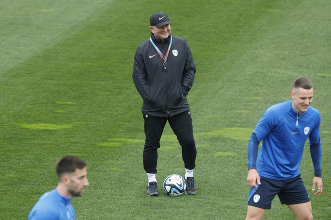 Matjaž Kek upa, da bo Benjamin Šeško imel ob sebi še kakšnega napadalno razpoloženega igralca. Žan Celar (desno) še ni zabil reprezentančnega gola. FOTO: Leon Vidic/Delo