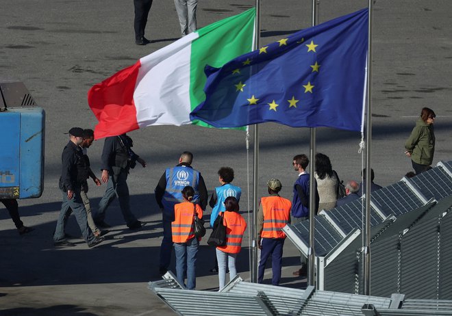 Iz Albanije se je morala vrniti v Italijo že druga skupina prebežnikov. FOTO: Florion Goga/Reuters