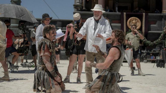 Pedro Pascal, režiser Ridley Scott in Paul Mescal med snemanjem filma Gladiator II (Paramount Pictures) FOTO: Aidan Monaghan