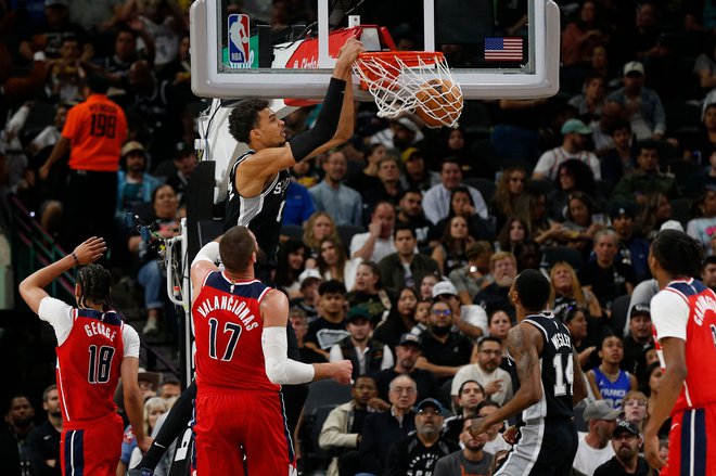 Victor Wembanyama je postal četrti najmaljši košarkar v ligi NBA, ki je dosegel 50 točk. FOTO: Ronald Cortes/Getty Images Via AFP