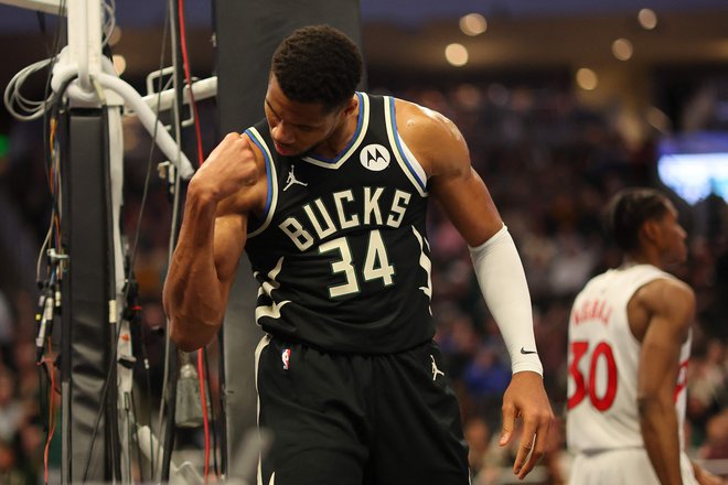 Giannis Antetokounmpo je pokazal mišice. FOTO: Stacy Revere/ Getty Images Via AFP