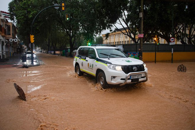 Španijo zgolj nekaj tednov po smrtonosnih poplavah že pesti nova ujma. FOTO: Jorge Guerrero/AFP