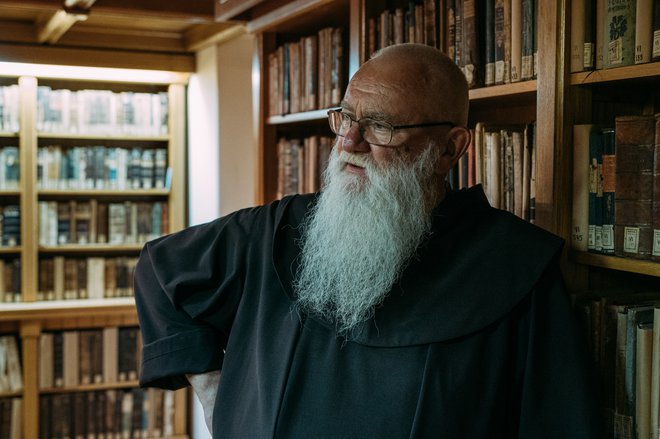 Patru Niku Žvoklju je od vseh knjig v Škrabčevi knjižnici najljubša Bohoričeva slovnica Zimske urice. FOTO: Sašo Tušar