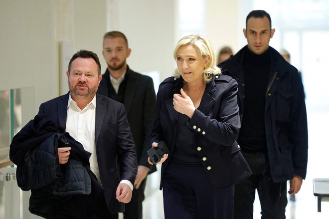 Marie Le Pen na poti na sodišče. FOTO: Geoffroy Van Der Hasselt/AFP