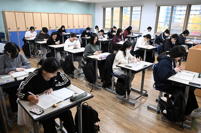 Suneung je za mnoge vrhunec dolgoletnega izobraževanja in prelomnica, ki odloča o študiju na univerzi ter navsezadnje nadaljnji karieri in družbenem statusu. FOTO:Song Kyung-seok/AFP