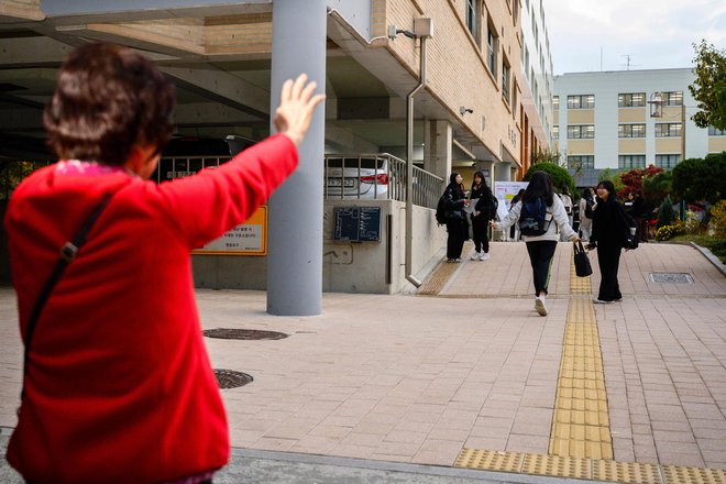 Vse je prilagojeno osemurnemu preizkusu znanja, ki velja menda za enega najzahtevnejših maturitetnih izpitov na svetu. FOTO: Anthony Wallace/AFP