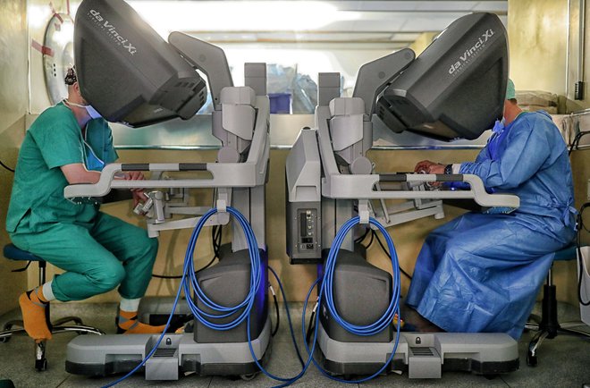 Operacija s kirurškim robotom v Kliničnem centru Ljubljana. FOTO: Blaž Samec