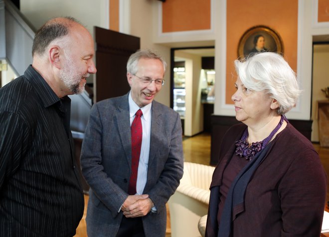 Andreja Rihter, Edvard Kovač in ukrajinski pisatelj Andrej Kurkov (levo), po čigar romanu je bil posnet film Sive čebele, ki si ga je mogoče ogledati na Liffu. FOTO: Aleš Černivec