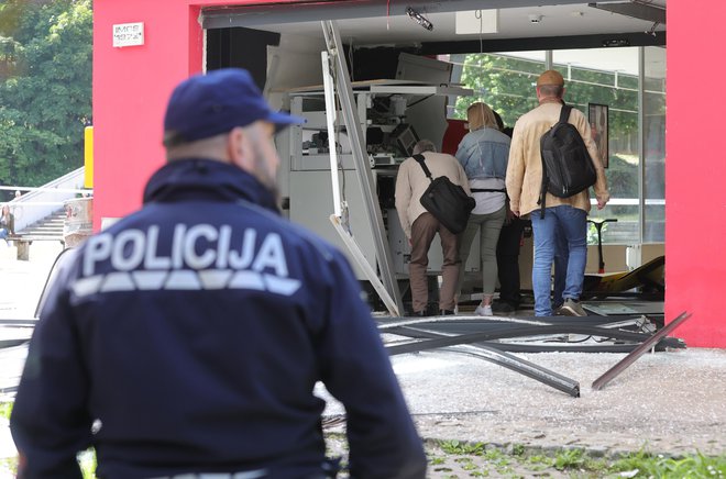 Tarča napada je bil tudi bankomat v Štepanjskem naselju. FOTO: Dejan Javornik/Slovenske novice