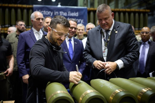 Če bo Washington zmanjšal ali ukinil pomoč Kijevu, bo po mnenju nekaterih vrečo za nadaljevanje boja predsednika Volodimirja Zelenskega in njegovih rojakov bolj na široko razvezala EU. FOTO: AFP