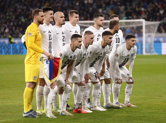 Slovenci so pozirali pred objektivi pred začetkom tekme. FOTO: Borut Živulović/Reuters