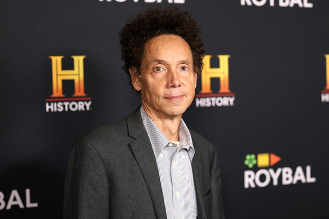 Malcolm Gladwell je odličen pripovedovalec zgodb, rad ima statistike vseh vrst in je samozavesten, saj prepričljivo zagovarja teze in ideje in jih kot čarovnik potegne iz klobuka svojih teorij, ki se kdaj resnično zdijo precej neverjetne. FOTO Jesse Grant/Getty Images Via Afp