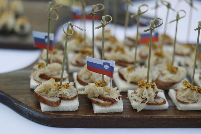 Uživanje slovenske hrane, ki je praviloma kakovostnejša od uvožene, prinaša koristi za zdravje posameznika in okolje. FOTO: Leon Vidic/Delo