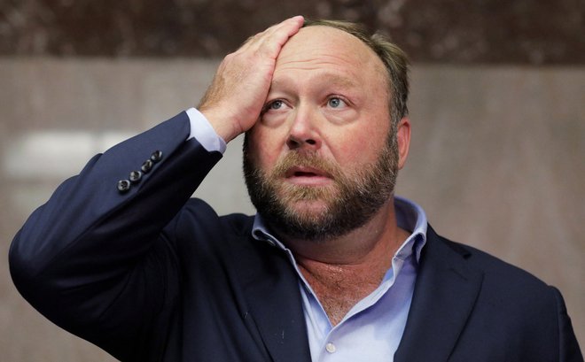 Alex Jones, znani ameriški zagovornik teorij zarot, je upal, da mu bodo pri nakupu pomagali zavezniki iz Trumpovega kroga. FOTO: Jim Bourg/Reuters