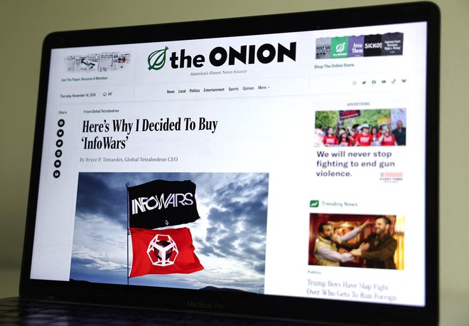 Satirični medij The Onion je odkupil medij Infowars. FOTO: Mario Tama/AFP