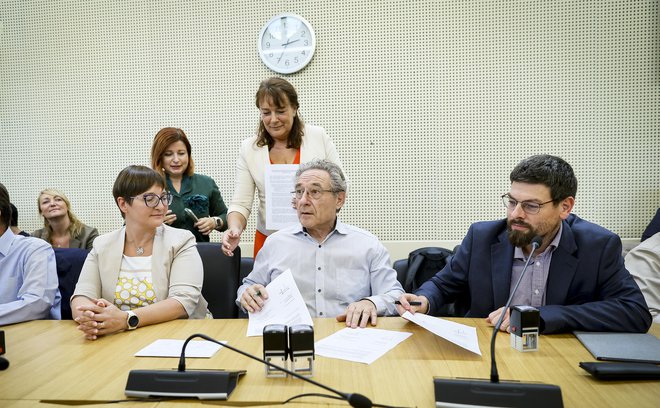 Pogajanja med vlado in sindikati so potekala na več ravneh. FOTO: Jože Suhadolnik/Delo