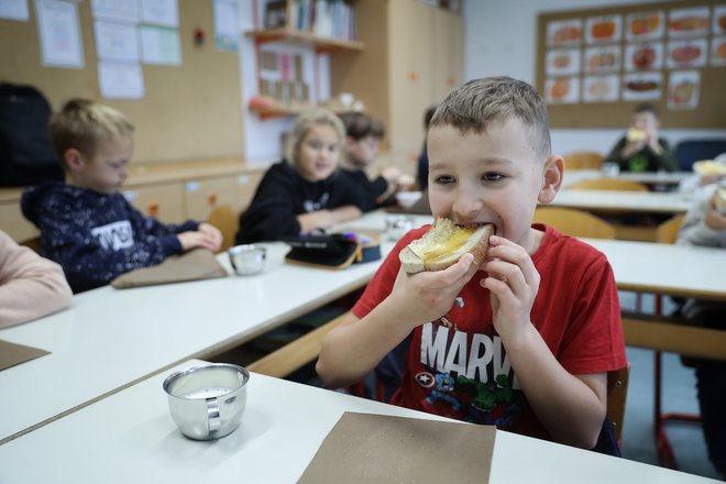 Današnji dan je 280.000 vrtčevskih otrok in šolarjev začelo s tradicionalnim slovenskim zajtrkom. FOTO: Jože Suhadolnik/Delo