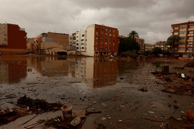 V Paiportu so poplave terjale 45 smrtnih žrtev. FOTO: Vincent West/Reuters