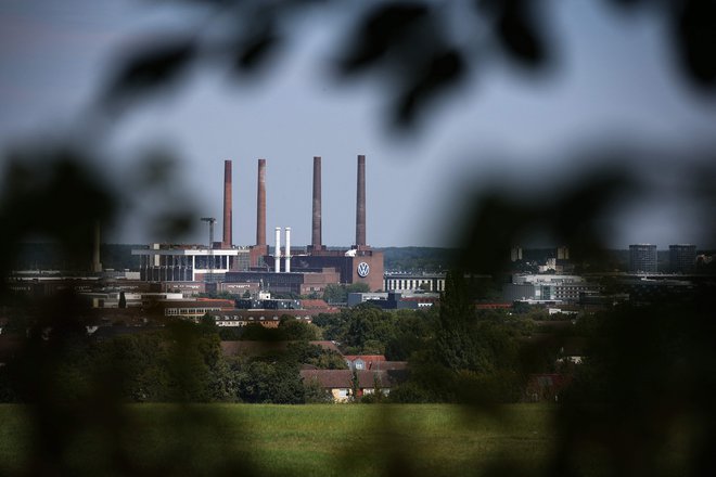 Težave Volkswagna in celotne nemške avtomobilske industrije so med simboli strukturne krize v EU. FOTO: Ronny Hartman/AFP