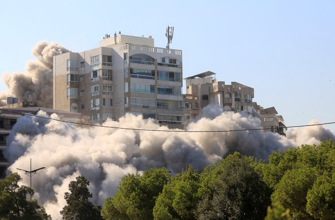 Izraelska vojska je zjutraj in dopoldne silovito bombardirala štiri različne predele Bejruta – za dve četrti je izdala tako imenovane evakuacijske naloge. FOTO: Mohammed Yassin/Reuters