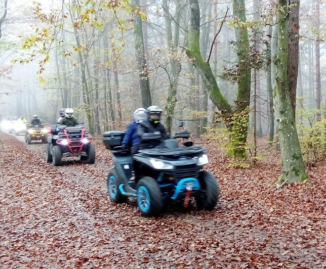 Na čelu kolone sta bila na štirikolesniku mladenič in mladenka, vpijoča na ves glas. To je bil šele začetek, sledilo je še 44 razposajenih in neverjetno glasnih voznic in voznikov. FOTO: dr. Marjan Toš