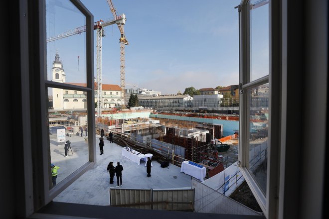 Iz gradbene jame so izkopali in odkopali več kot 50.000 kubičnih metrov materiala, do danes pa vgradili več kot 6000 kubičnih metrov betona in 1000 ton betonskega železa. FOTO: Leon Vidic/Delo