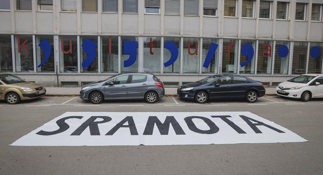 Protest kulturnikov pred ministstvom za kulturo novembra 2020. FOTO: Jože Suhadolnik/Delo