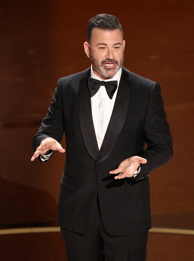 Jimmy Kimmel na oskrarjih leta 2024. FOTO: Mike Blake/Reuters