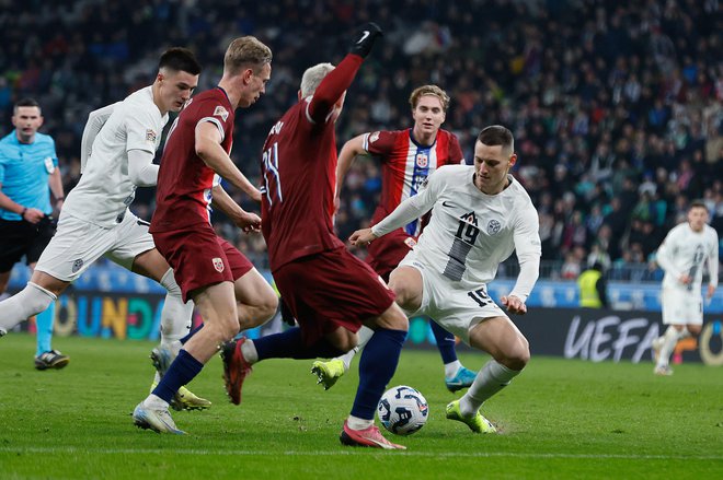 Slovenski nogometaši v avstrijskerm glavnem mestu zaključujejo letošnjo ligo naorodov, kako uspešno, bo odvisno tudi od učinkovitosti napadalcev. Tudi Žana Celarja, ki za reprezentanco še ni zabil gola. FOTO: Leon Vidic/Delo