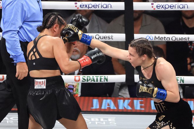 Z novo vrhunsko predstavo sta navdušili Katie Taylor (desno) in Amanda Serrano. FOTO: Christian Petersen/AFP