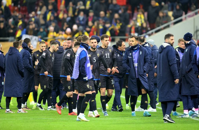 Nogometaši Kosova so zapustili igrišče. FOTO: George Calin/Reuters