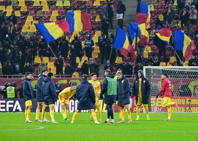 Romuni so še dolgo čakali na nadaljevanje tekme. FOTO: Daniel Mihailescu/AFP