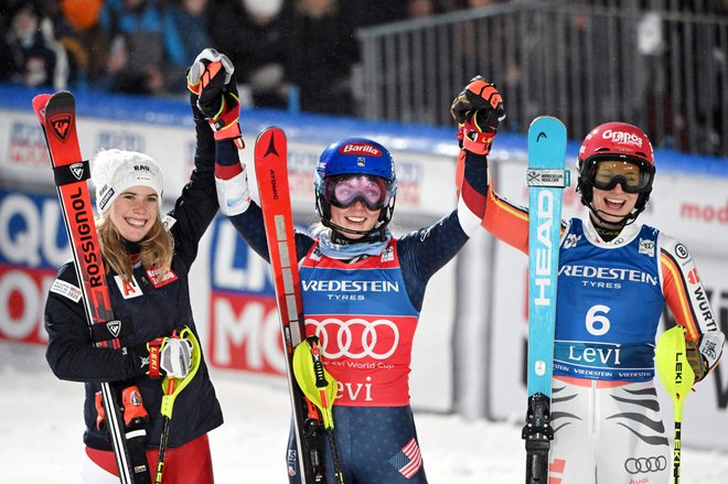 Mikaeli Shiffrin sta družbo na zmagovalnem odru delali Avstrijka Katharina Liensberger (levo) in Nemka Lena Dürr (desno). FOTO: Jussi Nukari/AFP